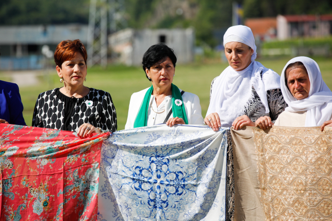 ''Bir Annenin Eşarbı'': Srebrenitsa Soykırımı'nın 27'nci yılı